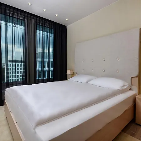 ساوند غاردن ايربورت وارسو