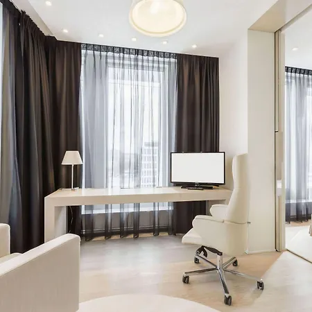 فندق ساوند غاردن ايربورت وارسو