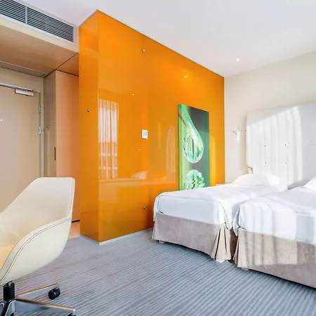 فندق ساوند غاردن ايربورت وارسو