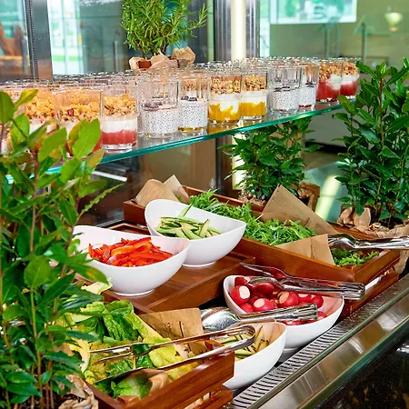 فندق ساوند غاردن ايربورت وارسو