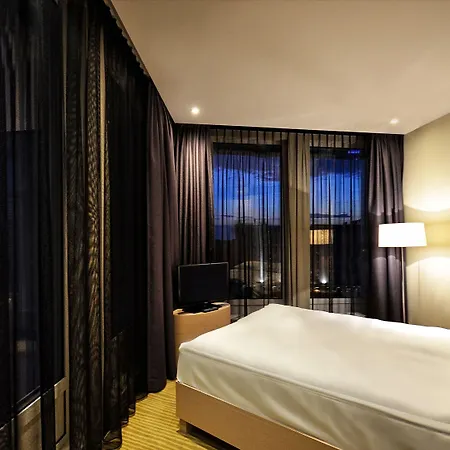 فندق ساوند غاردن ايربورت وارسو