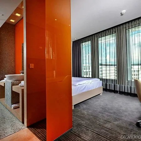 ساوند غاردن ايربورت 3* وارسو